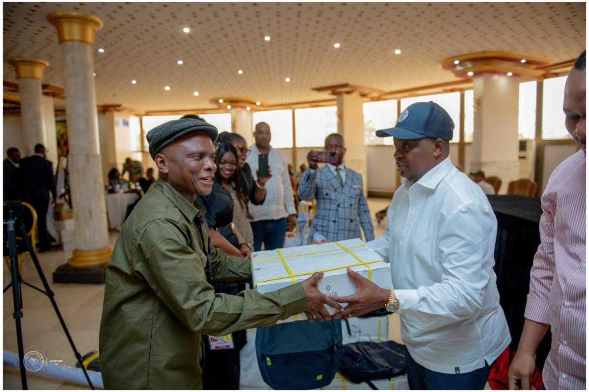 Fondation FTKM distribue fournitures scolaires aux enfants Kasaï-Central